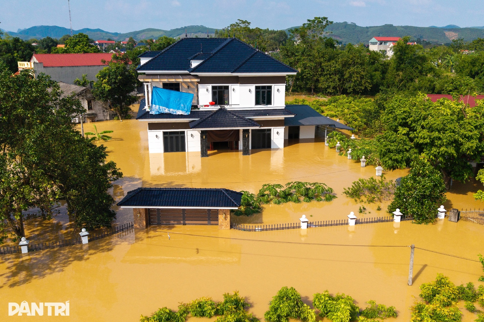 Vượt lũ cao ngang mái nhà cứu trợ dân trong trận lụt lịch sử ở Bắc Ninh - 3 Vượt lũ cao ngang mái nhà cứu trợ dân trong trận lụt lịch sử ở Bắc Ninh - 3
