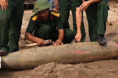 Tá hỏa vì quả bom 250kg "ẩn" trên sà lan chở cát