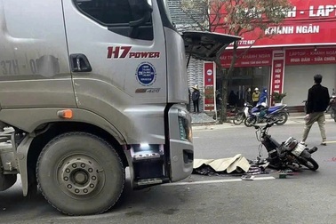 Chạy xe máy lao thẳng vào đầu ô tô, 2 nam sinh thương vong