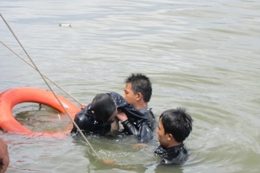 Vừa chạy vừa la hét thất thanh rồi lao mình xuống sông tự vẫn