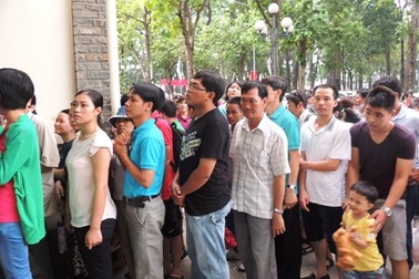 "Ngạt thở" chờ mua vé vào Dinh Thống Nhất