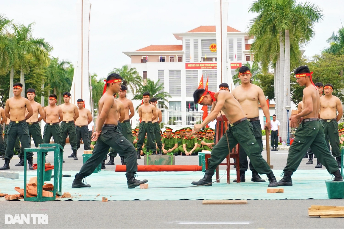 Ấn tượng màn võ thuật xuất sắc của chiến sĩ công an - 8 Ấn tượng màn võ thuật xuất sắc của chiến sĩ công an - 8