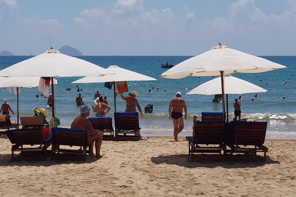 Du khách say nắng trên bãi biển, tản bộ trong mùa dịch Covid-19 - 2 Du khách say nắng trên bãi biển, tản bộ trong mùa dịch Covid-19 - 2