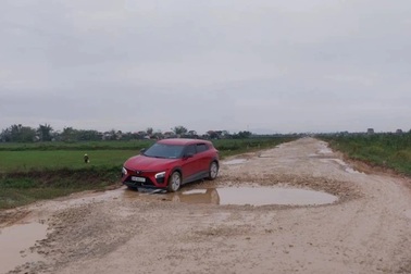 Đường liên tỉnh chi chít "ổ voi", ô tô dò dẫm bò qua