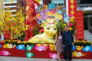 Vợ chồng người đẹp chuyển giới rộn ràng đón xuân