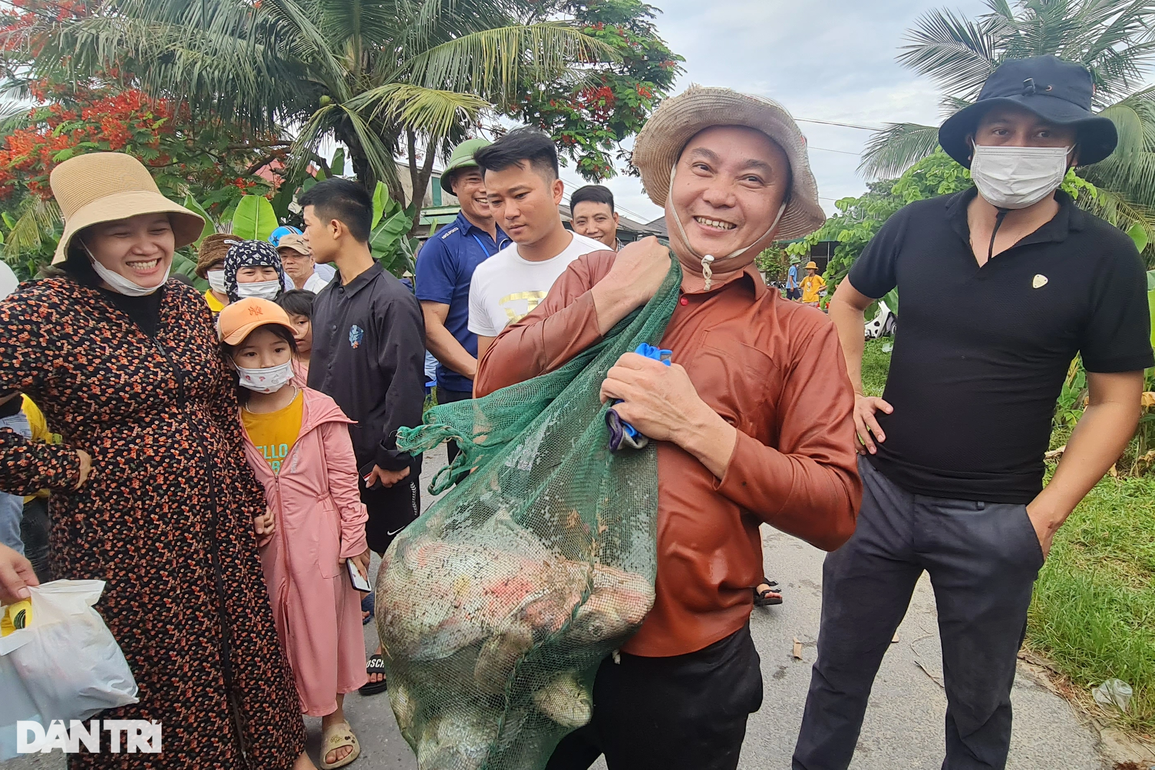Hàng trăm nơm thủ cùng lao xuống hồ bắt cá - 9 Hàng trăm nơm thủ cùng lao xuống hồ bắt cá - 9