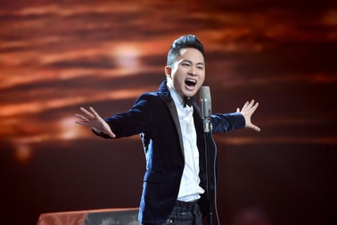 Tùng Dương gây nhiều tranh cãi khi hát “Nơi đảo xa” trong Giai điệu tự hào