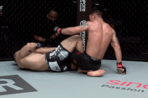 Đá vào cổ đối thủ, võ sĩ Mông Cổ nhận cái kết đắng