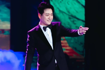 Tuấn Hưng tuyên bố "còn lâu mới nghỉ hát" sau khi gỡ MV tiền tỷ