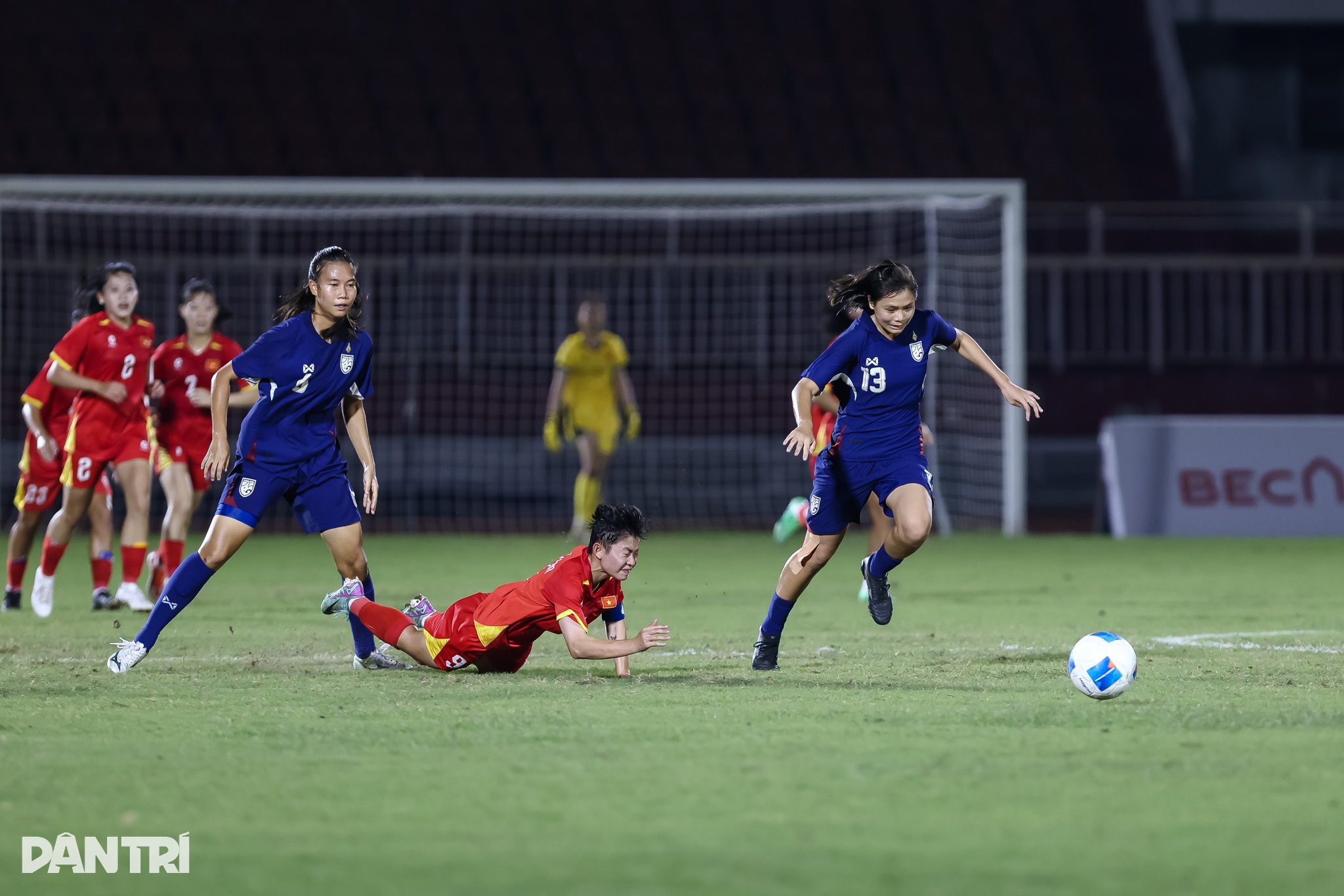 U19 nữ Việt Nam bật khóc sau khi đánh mất ngôi vô địch vào tay người Thái - 2