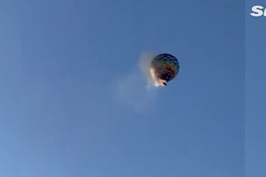 Khinh khí cầu chở 21 người bốc cháy như ngọn đuốc, lao nhanh xuống đất