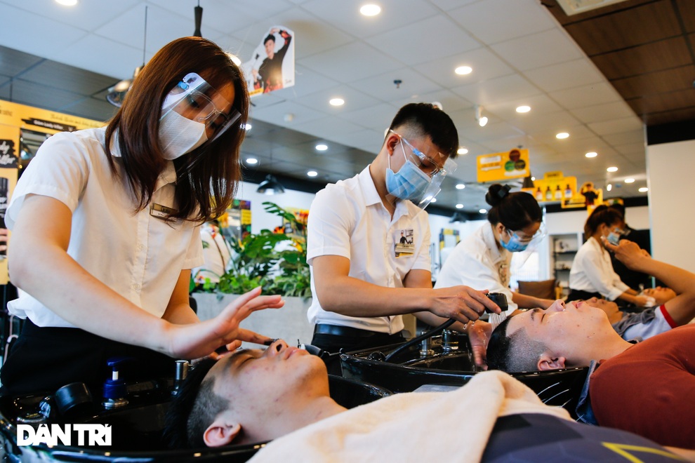 Người dân vội vã đi cắt tóc gội đầu trước khi Hà Nội chính thức cấm từ 13/7 - 8 Người dân vội vã đi cắt tóc gội đầu trước khi Hà Nội chính thức cấm từ 13/7 - 8