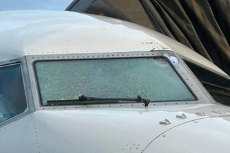 Mỹ tìm ra vật lao vào máy bay chở 111 khách làm vỡ kính buồng lái