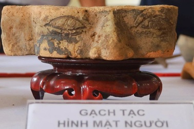 Phát hiện gạch hình mặt người trong lòng đất gần 1.000 năm