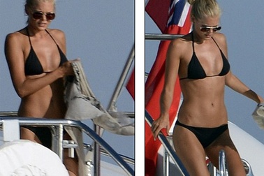 Bạn gái Leonardo DiCaprio khoe chân dài trên biển