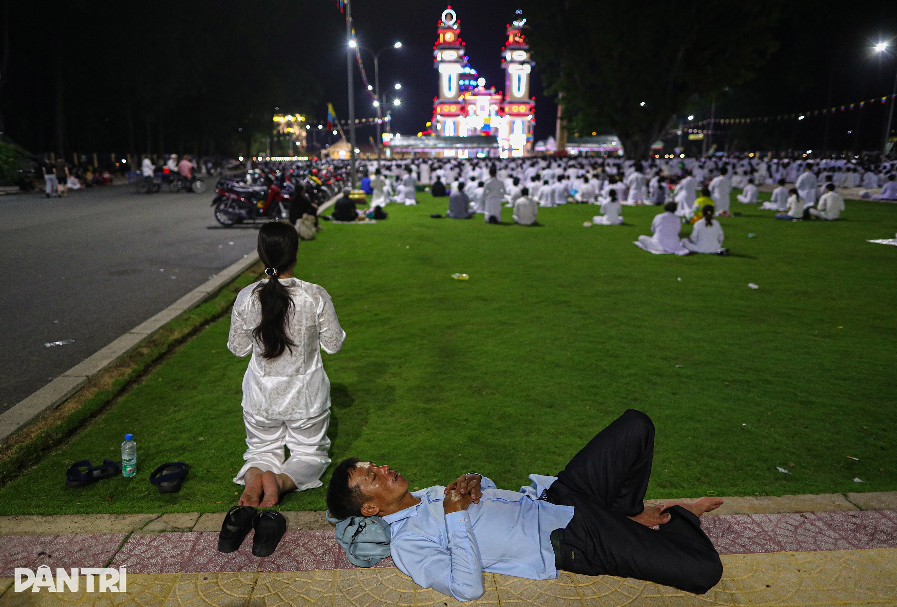 Pelerinii întind perdele și agață hamace în așteptarea banchetului de la Palatul Yaochi - 14 Người hành hương căng màn, mắc võng chờ dự Hội yến Diêu Trì Cung - 14