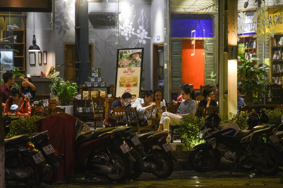 Hà Nội: Quán xá vẫn đông đúc đến tối giữa mùa dịch Covid-19 - 10 Hà Nội: Quán xá vẫn đông đúc đến tối giữa mùa dịch Covid-19 - 10