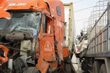 Hai ô tô tông nhau nát đầu, lái xe tử nạn, phụ xe nguy kịch