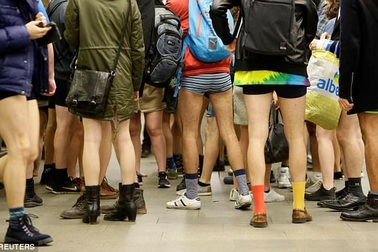 Hàng nghìn người “không mặc quần” ra đường bất chấp thời tiết giá lạnh