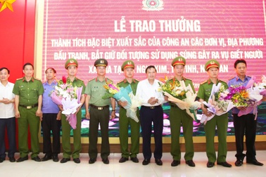 Trao thưởng cho lực lượng bắt giữ thành công đối tượng bắn 2 người tử vong