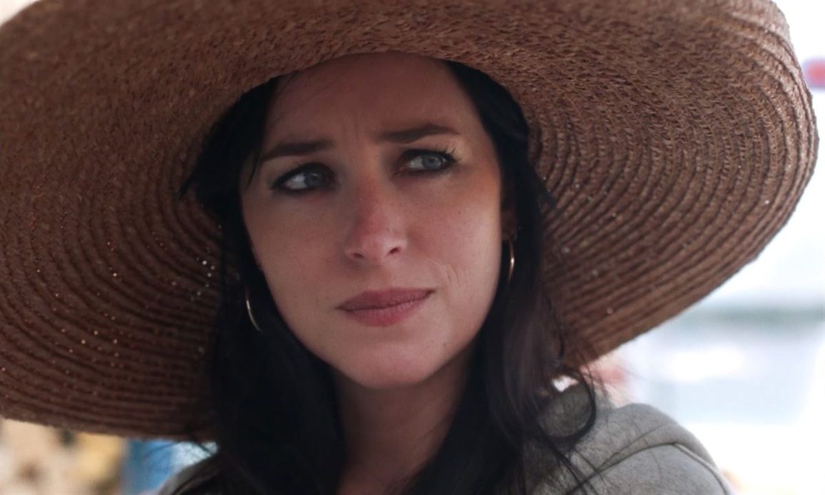 Dakota Johnson: Có những ngày, tôi không muốn cởi đồ quay cảnh nóng - 2 Dakota Johnson: Có những ngày, tôi không muốn cởi đồ quay cảnh nóng - 2