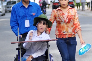 Nghị lực phi thường của thí sinh ngồi xe lăn đến địa điểm thi