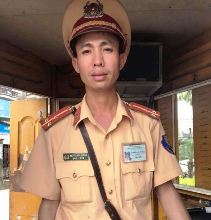 Thượng úy Nguyễn Văn Hưởng, thuộc Đội CSGT thành phố Phủ Lý, tỉnh Hà Nam