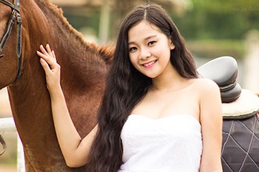 “Hot girl” tuổi 16 khoe ảnh cưỡi ngựa nhân năm mới Giáp Ngọ