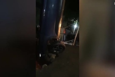 Hố nước "tử thần" nuốt chửng ô tô ở Ấn Độ