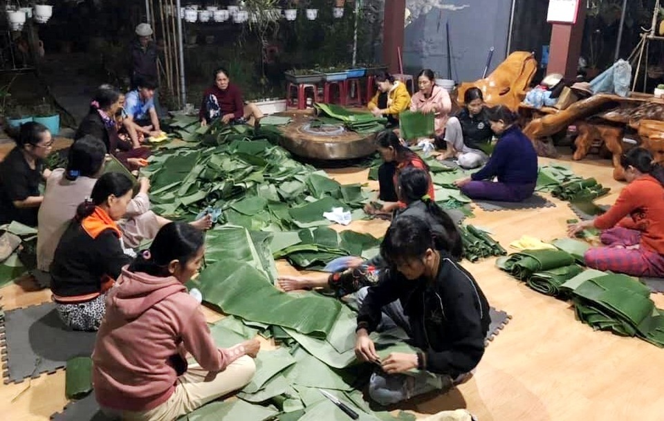 Bánh tét, thịt muối, đậu phộng rang gửi đến bà con vùng lũ - 8 Bánh tét, thịt muối, đậu phộng rang gửi đến bà con vùng lũ - 8