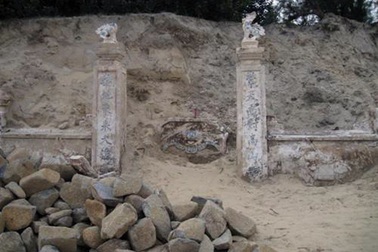 Phát hiện đền cổ bị chôn vùi trong cát