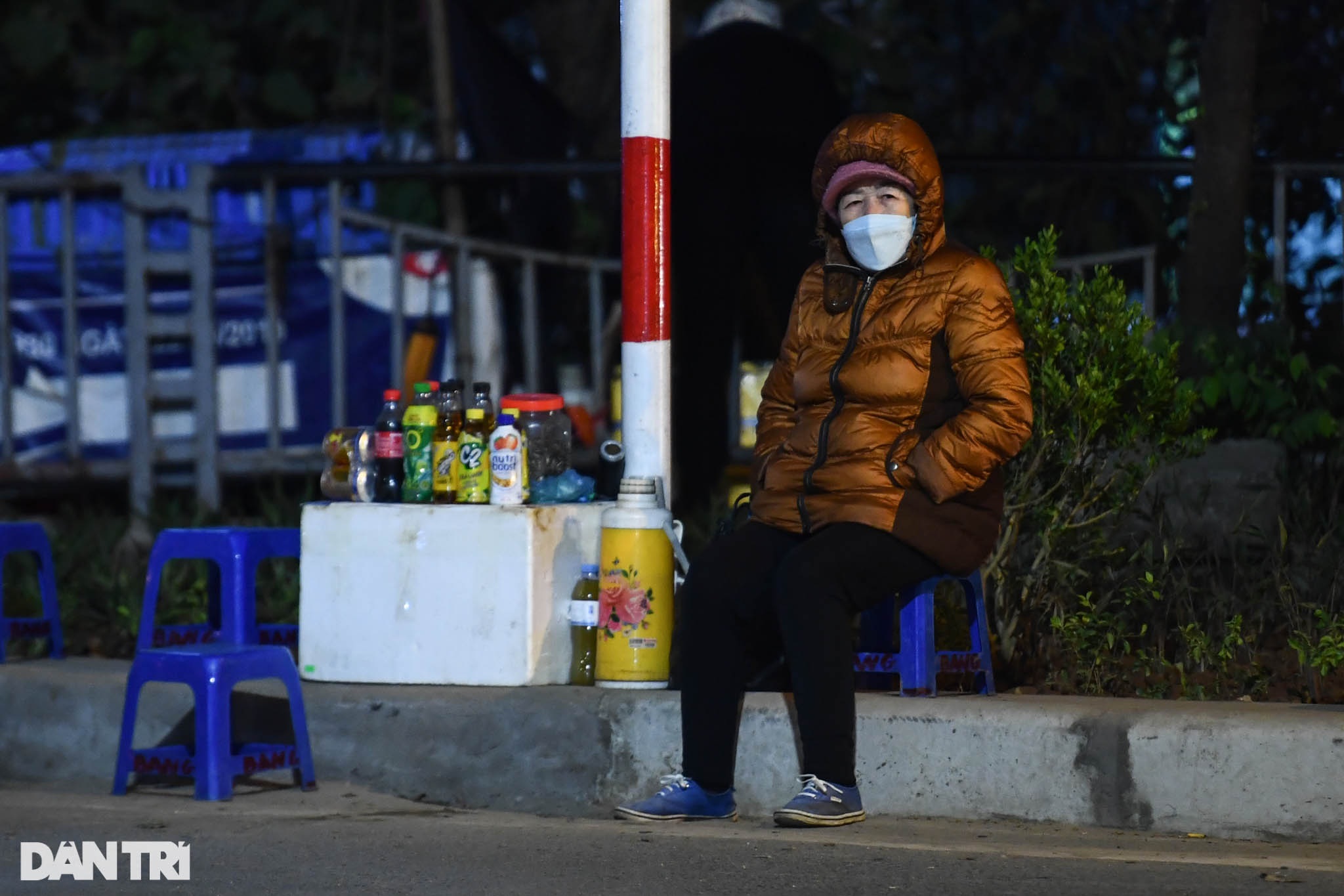 Hà Nội rét đậm, người dân co ro đốt lửa sưởi ấm trên đường phố - 1 Hà Nội rét đậm, người dân co ro đốt lửa sưởi ấm trên đường phố - 1