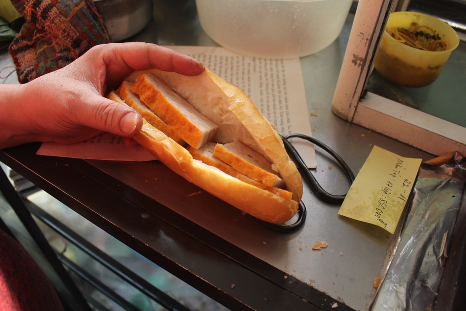 Báu vật giúp hàng giò chả nức tiếng phố cổ Hà Nội đông khách suốt 40 năm - 16