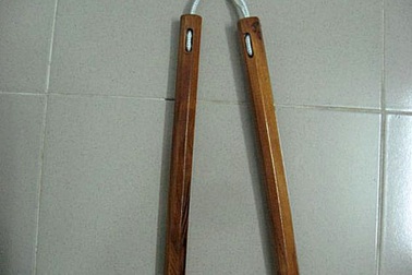 Nhân viên nhà sách “múa côn”, quản lý nhập viện