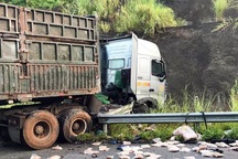 Xe đầu kéo “đấu đầu” xe tải trên cao tốc Nội Bài - Lào Cai, 2 người tử vong