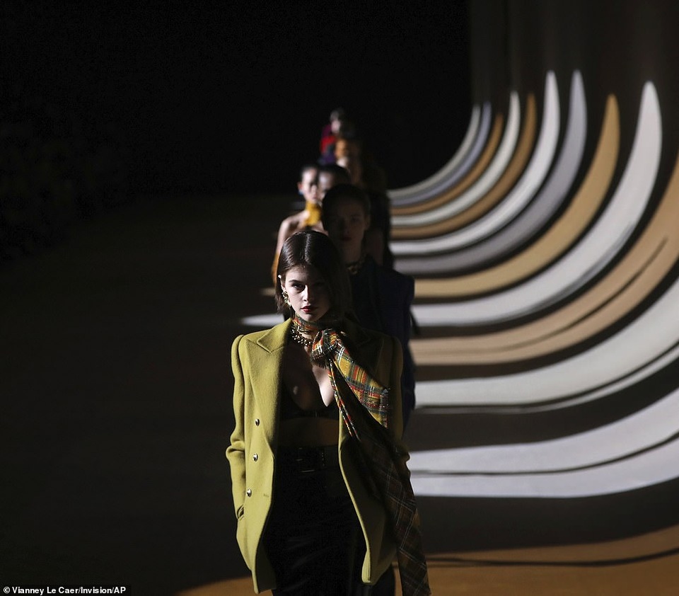 Kaia Gerber khoe ngực căng đầy trên sàn catwalk - 26 Kaia Gerber khoe ngực căng đầy trên sàn catwalk - 26