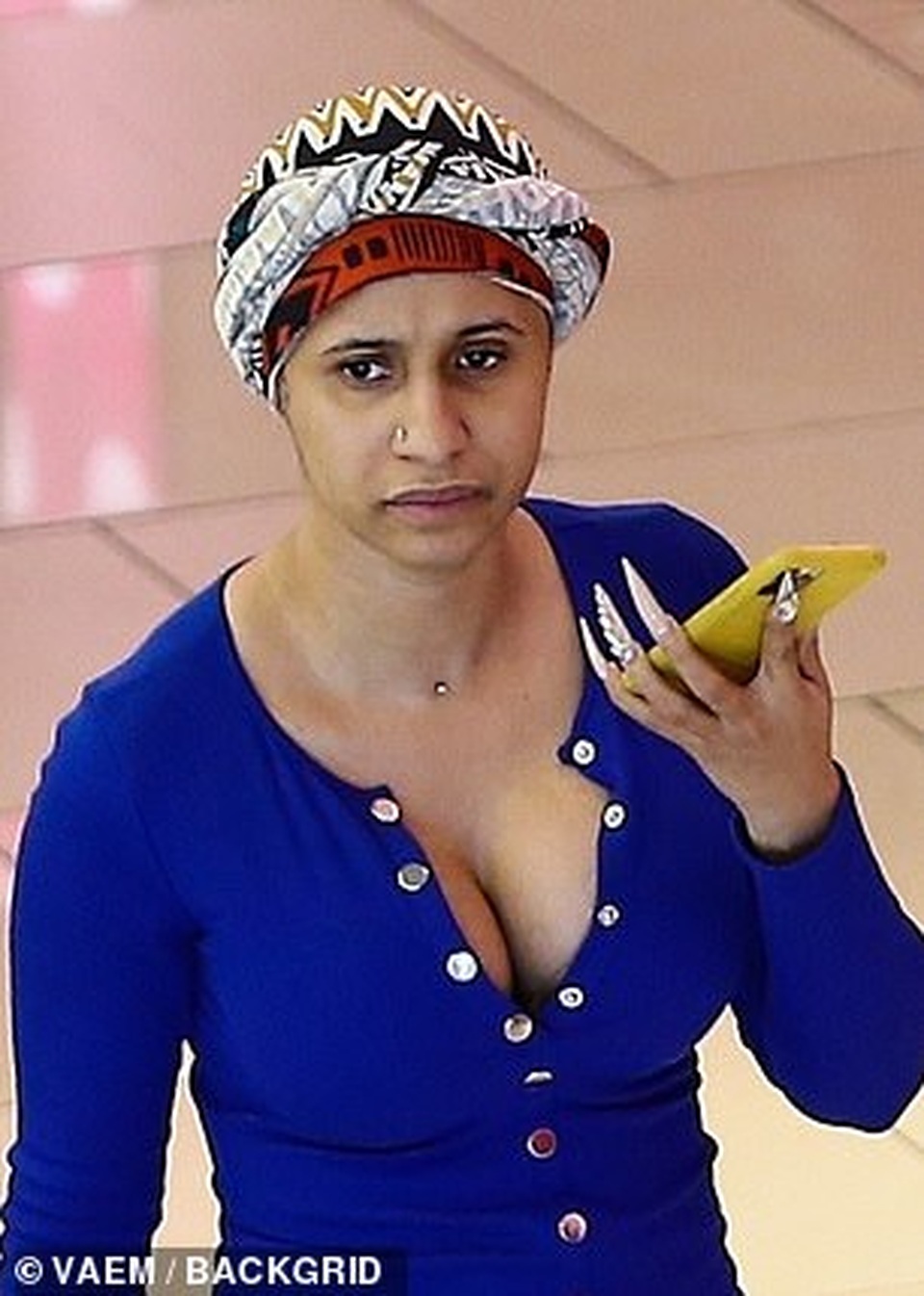 Cardi B quá khác lạ khi không trang điểm - 2