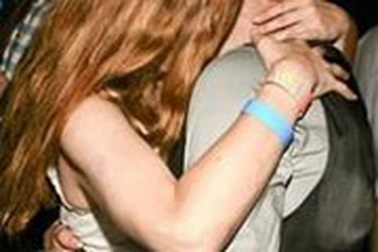 Drew Barrymore hôn bạn diễn kém 12 tuổi