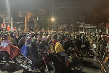 Nghìn người đội mưa xuyên đêm xin "thông chốt" Bình Dương về quê