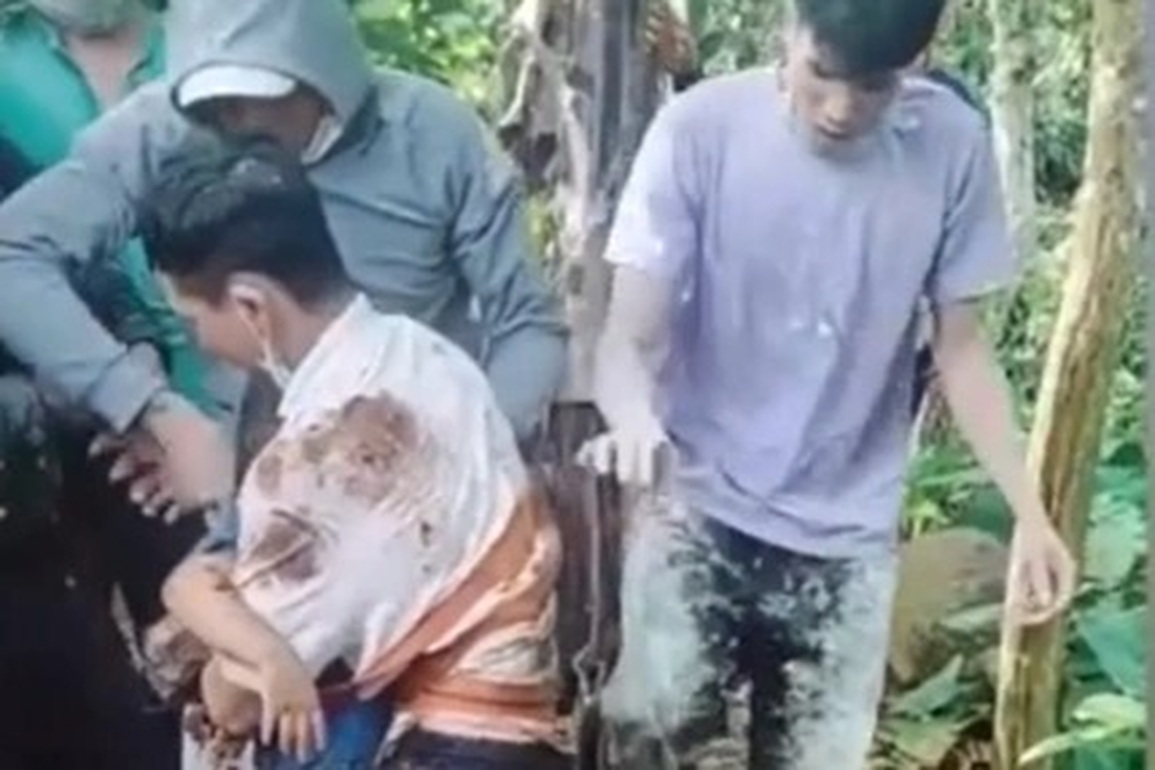 Nhóm thợ sơn và màn giải cứu bé trai dưới giếng sâu gây xúc động - 1 Nhóm thợ sơn và màn giải cứu bé trai dưới giếng sâu gây xúc động - 1