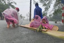 Khẩn cấp sơ tán hàng trăm nghìn người dân ở nhiều vùng mưa lũ