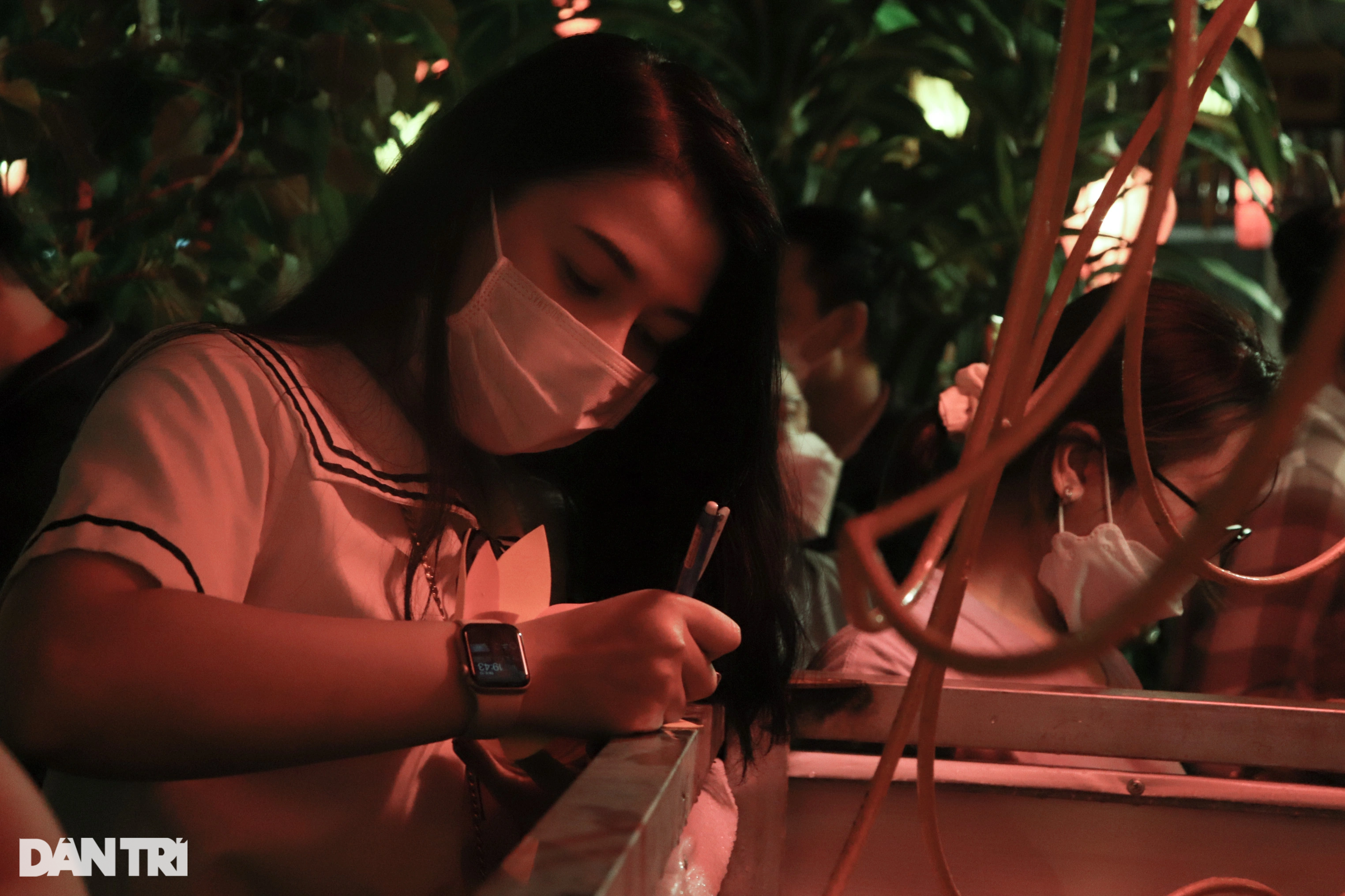 Hàng nghìn người dân TPHCM chen chúc thả hoa đăng mừng lễ Phật đản - 4 Hàng nghìn người dân TPHCM chen chúc thả hoa đăng mừng lễ Phật đản - 4