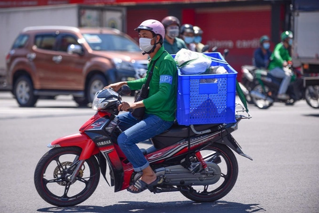 Vụ shipper quỳ gối vì tông vào xe sang: Có bênh được không? - 2 Vụ shipper quỳ gối vì tông vào xe sang: Có bênh được không? - 2