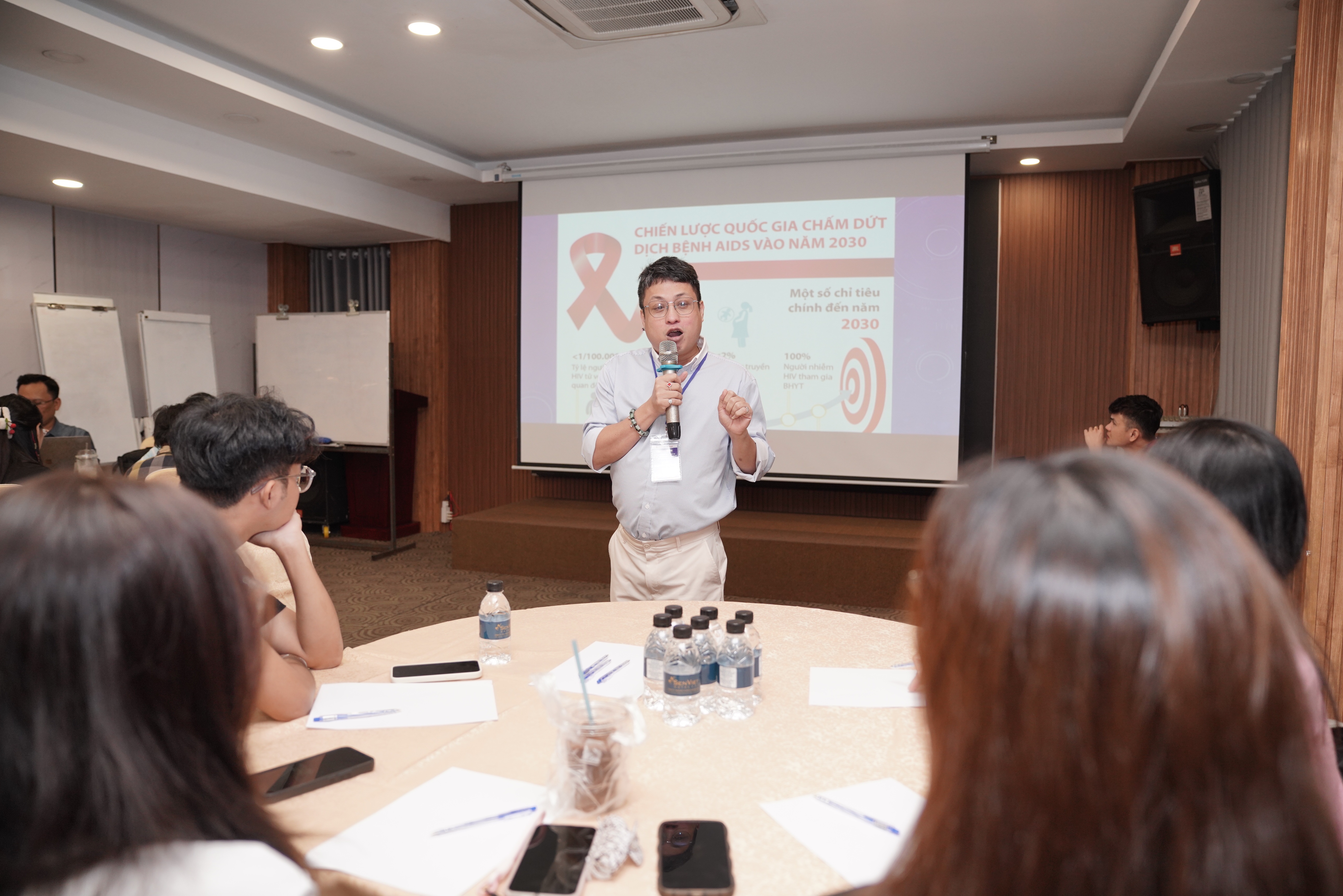 HIV đang trẻ hóa, có trẻ 15-16 tuổi đã mắc bệnh - 1