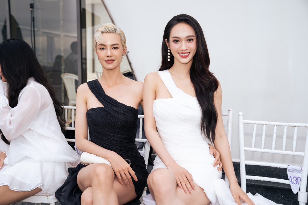 Siêu mẫu Thúy Hạnh đưa hai con gái dự show thời trang, nhan sắc gây chú ý - 3 Siêu mẫu Thúy Hạnh đưa hai con gái dự show thời trang, nhan sắc gây chú ý - 3