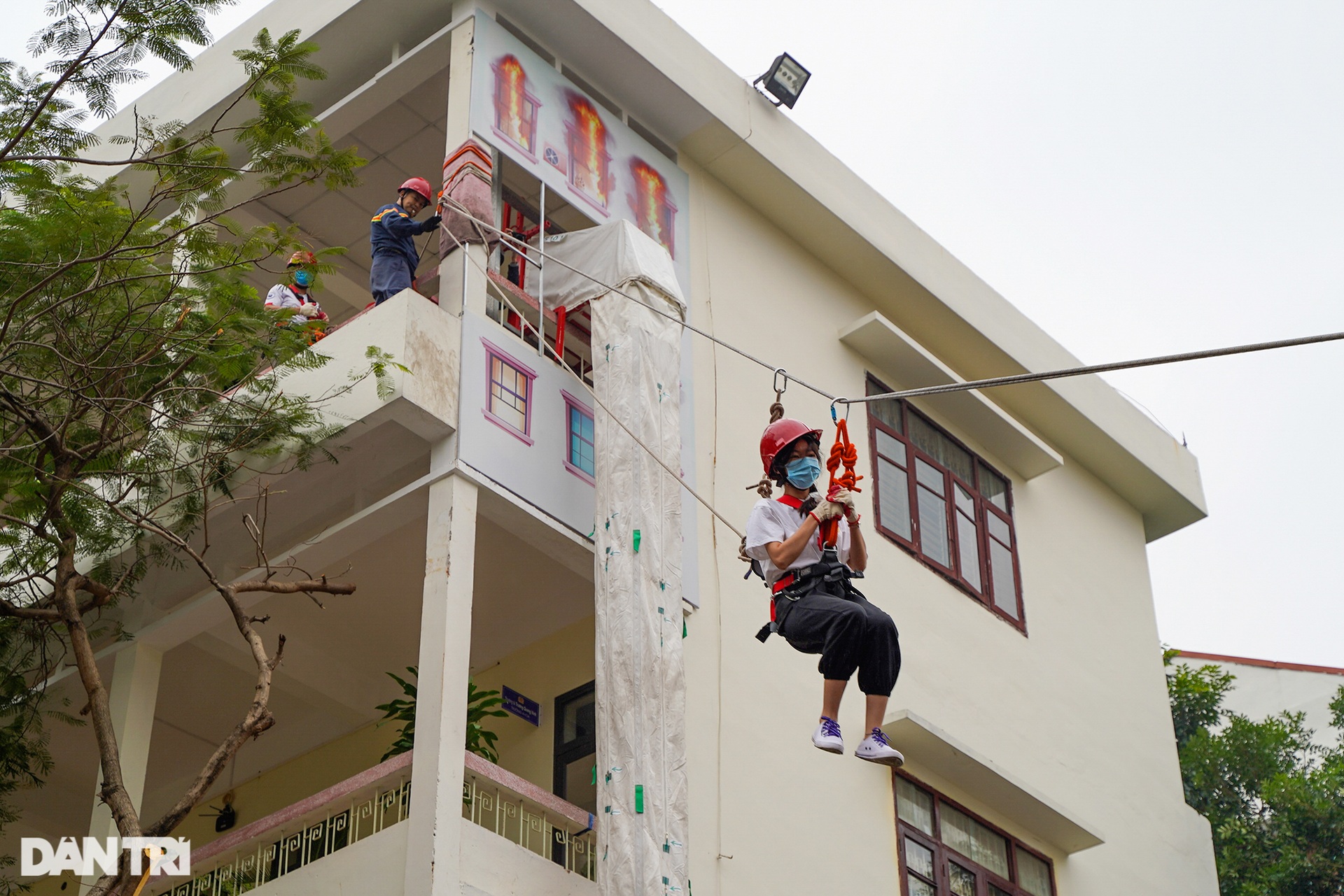 Lính cứu hỏa đu dây đưa người mắc kẹt thoát khỏi đám cháy cao tầng ở Hà Nội - 9 Lính cứu hỏa đu dây đưa người mắc kẹt thoát khỏi đám cháy cao tầng ở Hà Nội - 9