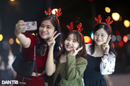 Giới trẻ TPHCM xuống phố check-in Noel sớm trong tiết trời se lạnh