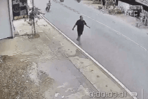 Nam thanh niên phóng xe máy tông gục 3 người đi đường