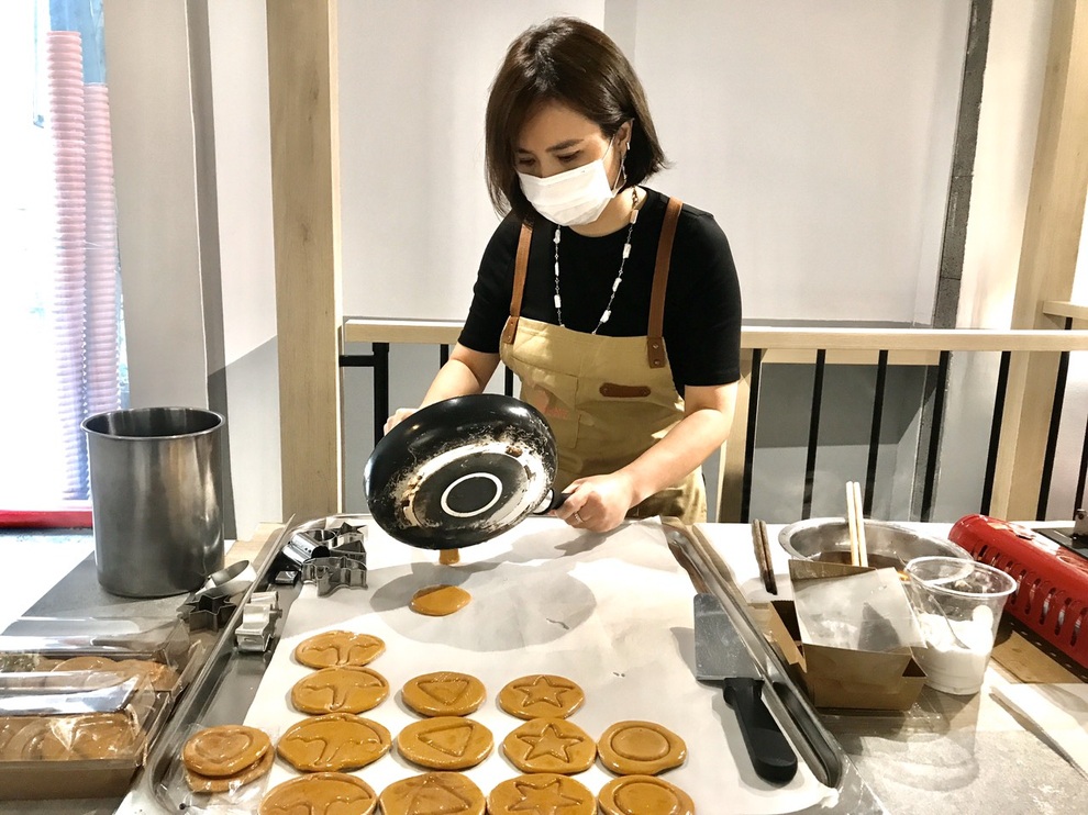 Thực khách chinh phục thử thách tách kẹo đường như trong phim - 4 Thực khách chinh phục thử thách tách kẹo đường như trong phim - 4