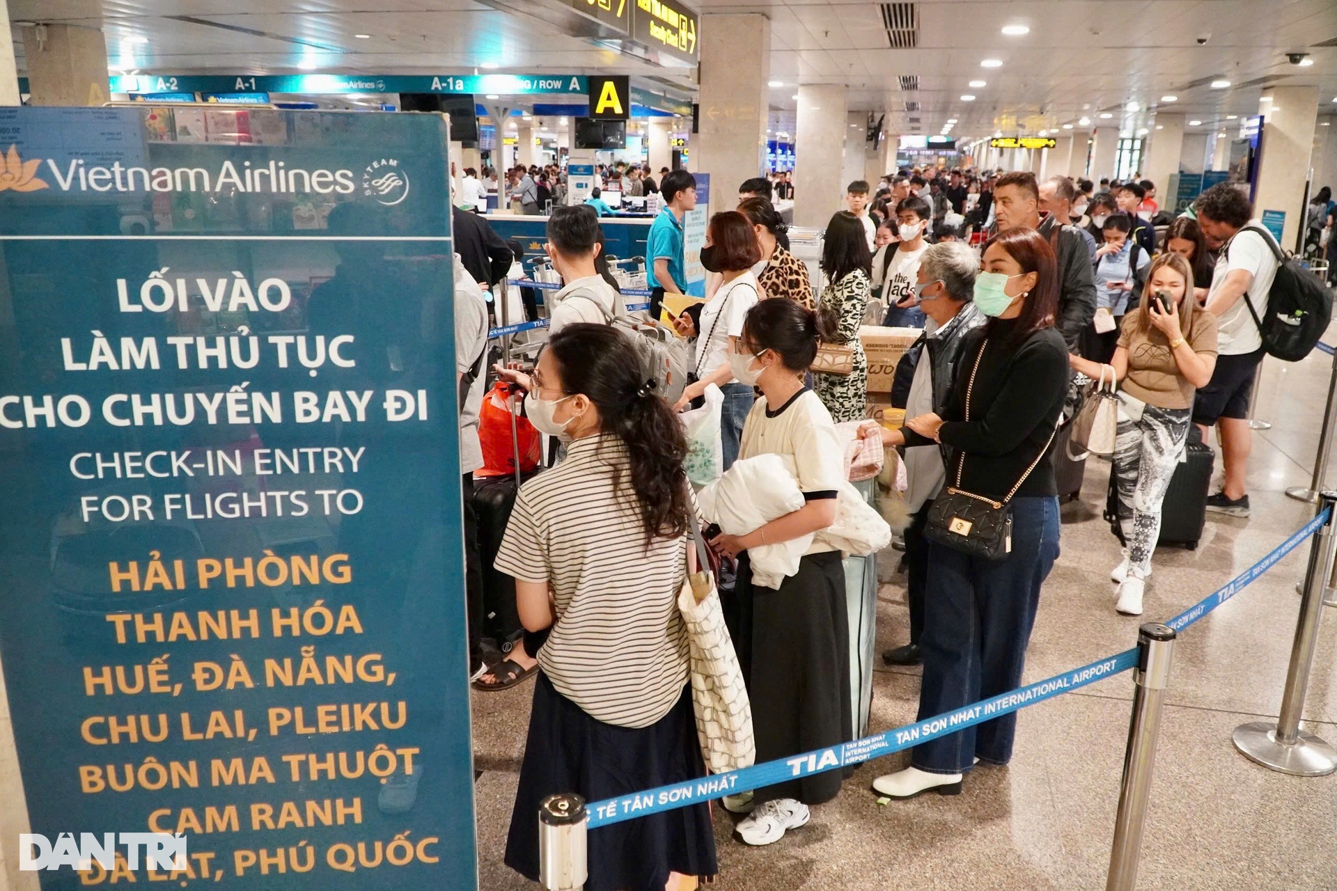 Cửa ngõ TPHCM, sân bay Tân Sơn Nhất kẹt cứng khi người dân về quê nghỉ Tết - 14 Cửa ngõ TPHCM, sân bay Tân Sơn Nhất kẹt cứng khi người dân về quê nghỉ Tết - 14